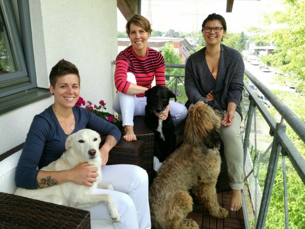 Geburtstag Gruppenfoto auf dem Balkon Jana, Mirja, Nadine mit Hunden